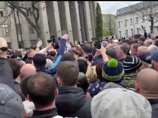 Коронавирус подозревают у участников митинга во Владикавказе