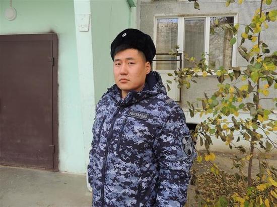 Калмыцкий росгвардеец за спасение погорельцев награжден медалью