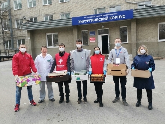 Волонтеры привезли воду и фрукты лечащим зараженных COVID-19 врачам в Чите