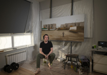 Художник Павел Отдельнов на время карантина отделил территорию своей мастерской границей-шторой от остальной квартиры