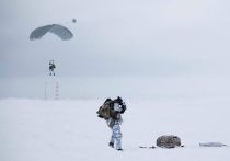 Арктические широты, высота 10 километров, нижняя граница стратосферы, парашютные системы спецназначения, целая группа российских десантников, - таких прыжков не совершал еще никто в мире