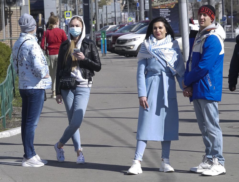 Весна против коронавируса: маски, миниюбки и танцы на балконе