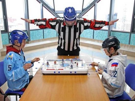 На Сахалине хоккеисты утроили настольный турнир