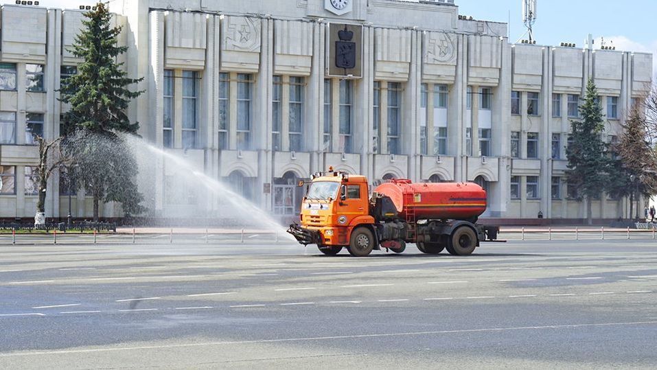 В ярославле проходит. Поливальная машина против протестов.