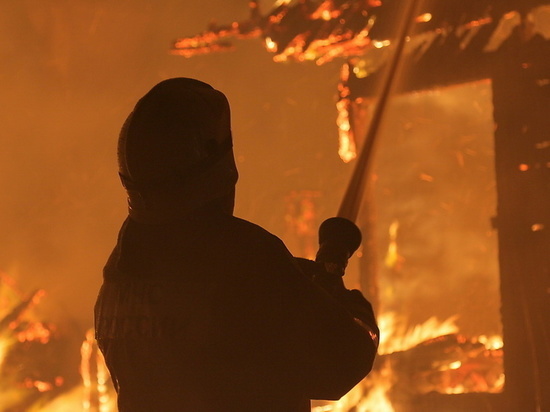 В Руднянском районе сгорел сарай, гараж, два автомобиля и скутер