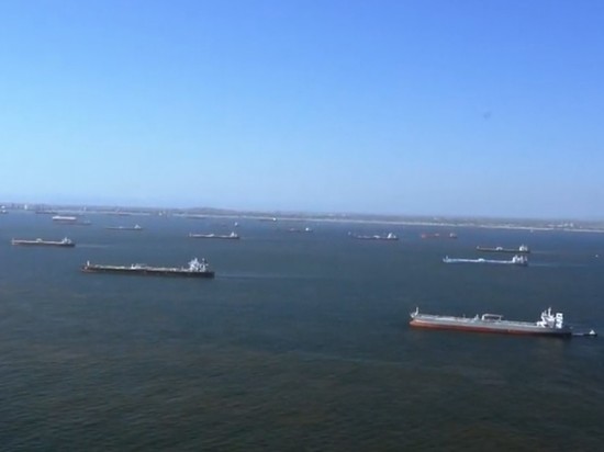У берегов США образовалось огромное скопление нефтетанкеров