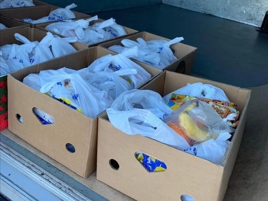 В Салехарде бизнесмен привез продуктовые наборы медикам и пациентам