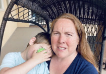 Жительница штата Колорадо (США) поделилась шокирующим видео, на котором ее 4-летний сын плачет и задыхается от кашля, вызванного COVID-19, пишет Daily Mail