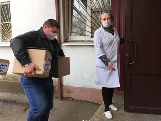 «Русский танк» работает волонтером, помогая пожилым и детям