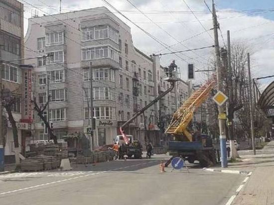 Возле брянского драмтеатра установили новый светофор
