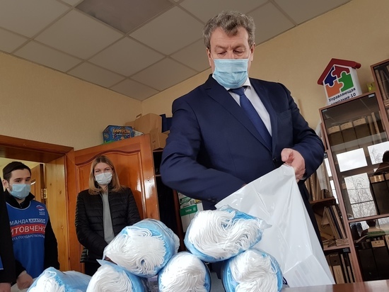 Южноуральский депутат передал несколько тысяч масок и перчаток работникам управляющих компаний Копейска