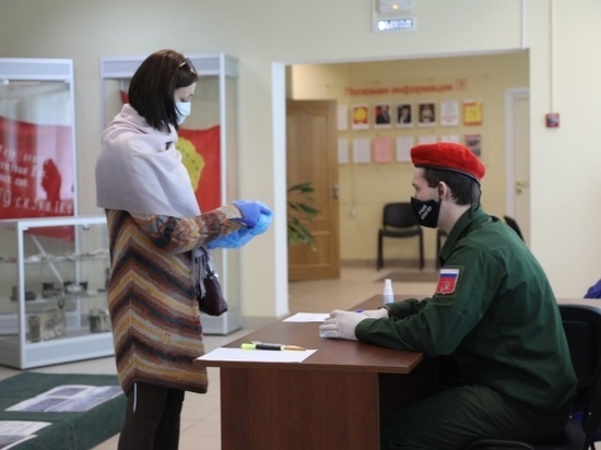 Студенты-медики передали серпуховским волонтерам более 60 защитных масок