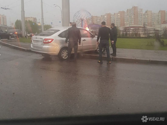 Легковушка без номеров в Кемерове выехала на тротуар