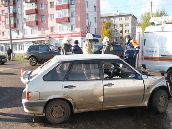Две машины столкнулись в Пскове в центре города