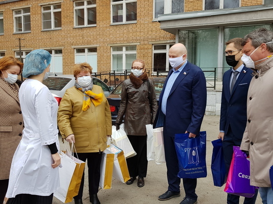 Депутаты облдумы привезли в тульскую клиническую больницу оборудование и подарки для врачей