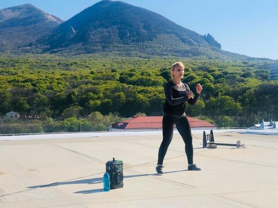 В Железноводске хореограф ведет онлайн уроки на крыше