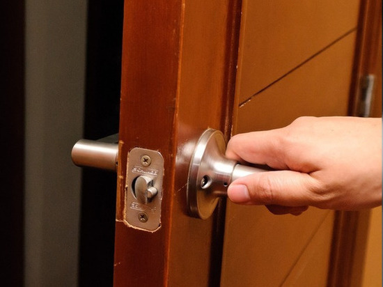 В Челябинской области женщина забыла закрыть дверь в квартиру и была ограблена