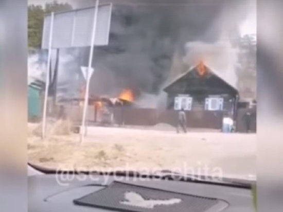 Дом и гараж сгорели на станции Дарасун в Забайкалье