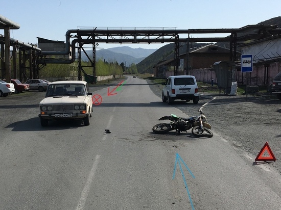 В Хакасии пьяный мотоциклист врезался в две машины и остался жив