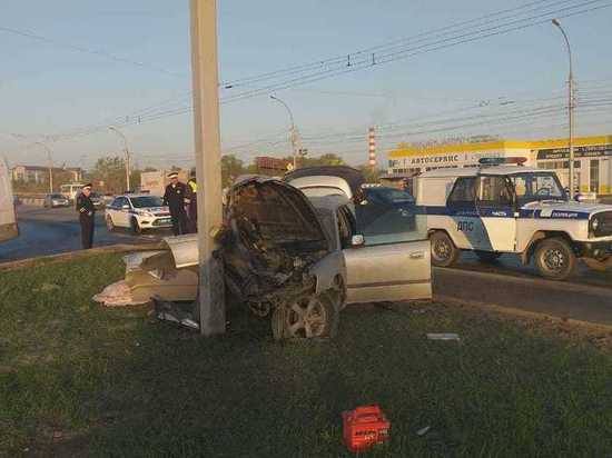 В Новосибирске погибшего водителя пришлось вырезать из разбитой машины