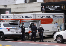 Десятки тел обнаружены в грузовиках, стоящих неподалеку от похоронного бюро в Нью-Йорке