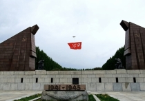 Над берлинским Трептов-парком, где находится памятник советскому Воину-Освободителю, подняли копию Знамени Победы