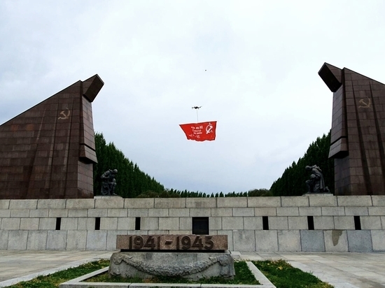 В небо над Берлином подняли копию Знамени Победы