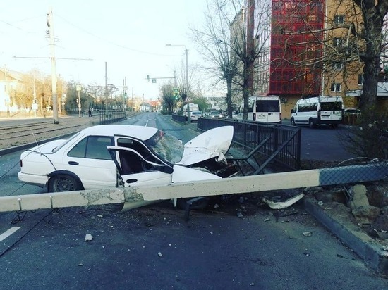 Сегодня утром в Улан-Удэ водитель сбил электроопору и покинул место ДТП на своих двоих