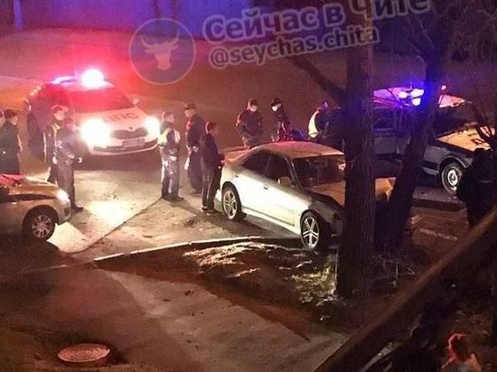 Скрываясь от ГИБДД, пьяный водитель врезался в дерево в Чите