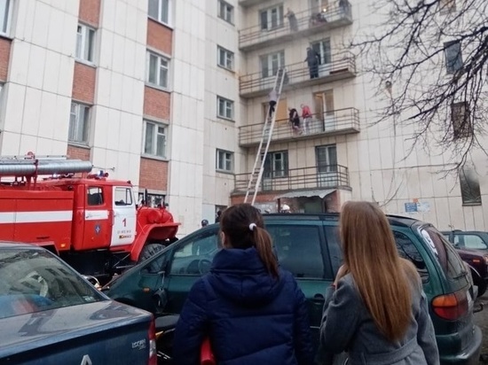 В Миассе загорелось общежитие, эвакуировали более 40 взрослых и детей