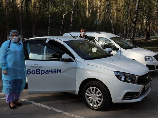 Медикам липецкой инфекционной больницы подарили машины