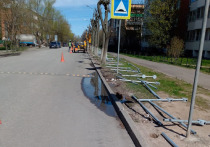 В Серпухове начались работы по установке дополнительных перильных ограждений вдоль тротуаров рядом с дорогами
