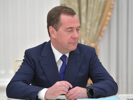 Медведев поздравил россиян с Первомаем Медведев поздравил россиян с Первомаем