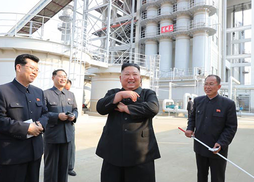 Появились кадры "ожившего" Ким Чен Ына: лоснится и улыбается