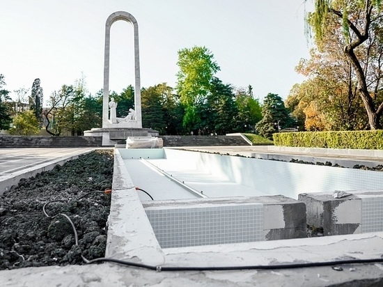 В Сочи завершают реконструкцию фонтана у стелы “Подвиг во имя жизни”, который не ремонтировали 25 лет