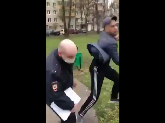 В Москве нарушивший самоизоляцию мужчина набросился на полицейского