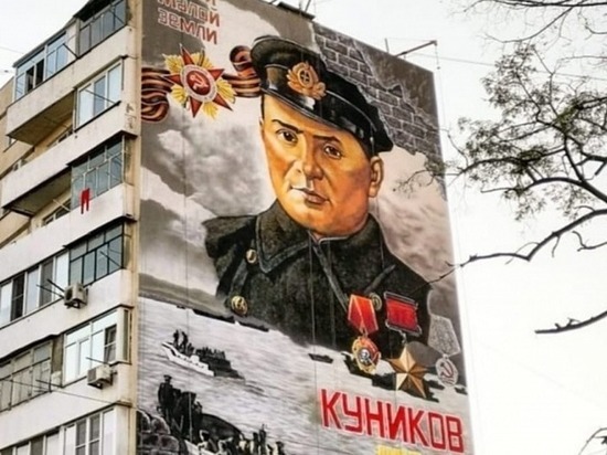 На фасаде дома в Новороссийске появилось еще одно военное граффити