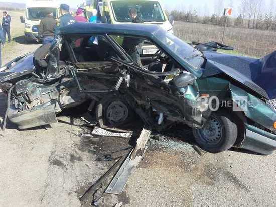 Восемь человек пострадали в лобовом столкновении двух машин в Татарстане