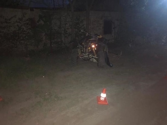 В Новочеркасске квадроцикл врезался в дерево: водитель и пассажир пострадали