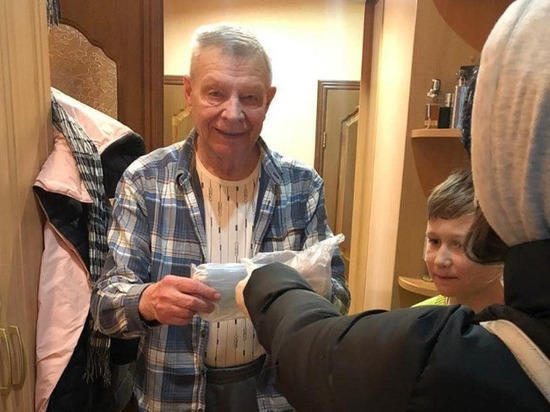 Пожилым жителям Колымы бесплатно доставляют медицинские маски