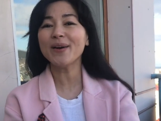 В Улан-Удэ Мэдэгма Доржиева спела «День Победы» со своего балкона