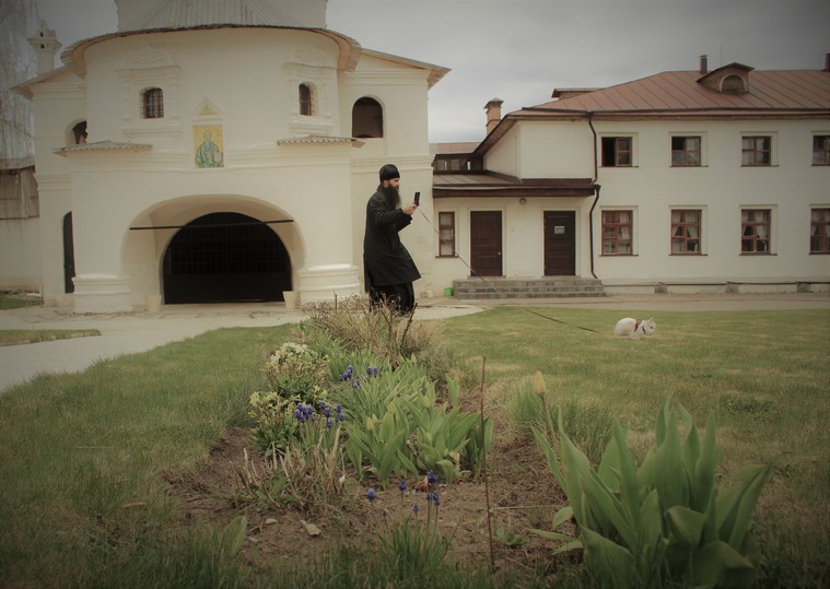 В старицком монастыре кролика Зоя выпустили из «самоизоляции»