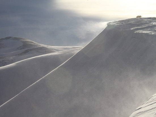 В Хакасии турист снял последствия схода снежной лавины в горах