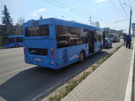 Опубликовано видео столкновения автобуса и "КИА" в Твери, где пострадал ребенок