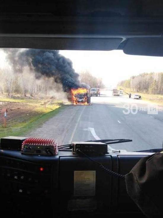 На трассе в Татарстане водитель выпрыгнул из вcпыхнувшего цементовоза