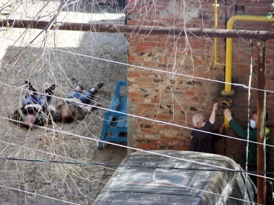 В Астрахани около бани лежат два трупа