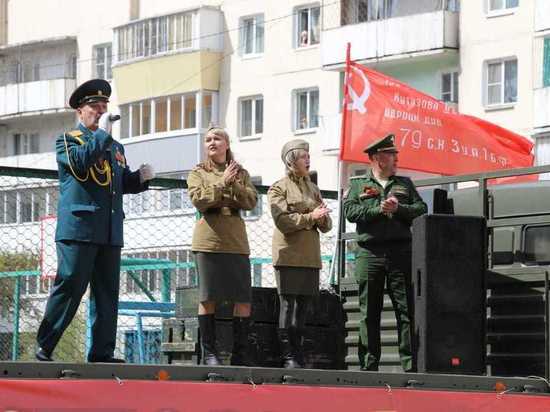 Жители Улан-Удэ послушали военные песни с балконов