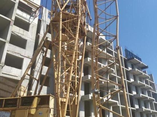 В Заводском районе Саратова упал башенный кран