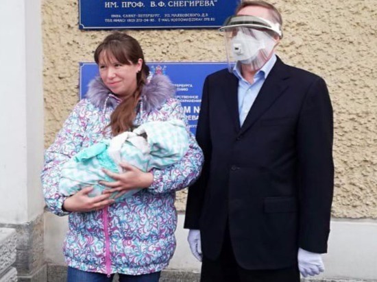 Женщина сняла маску для памятного фото с губернатором, заявили чиновники