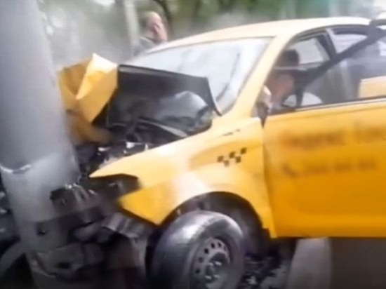 В Ростове-на-Дону такси отбросило на столб после столкновения с иномаркой
